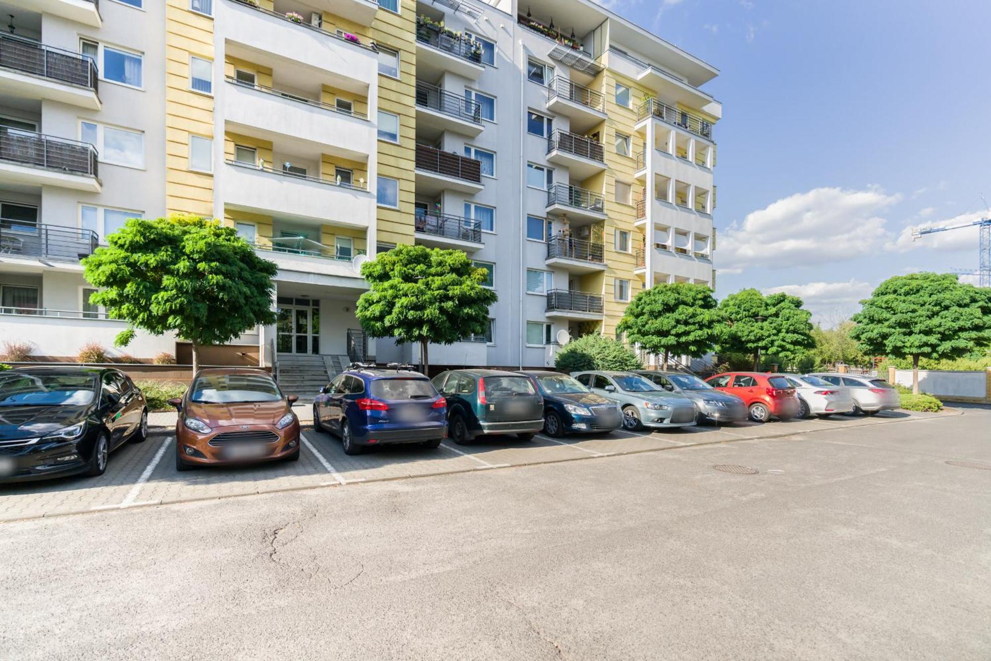 Malta Lake Apartment Balcony And Parking By Renters Prestige 포즈난 외부 사진